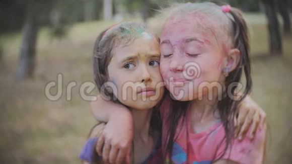 两个小女孩涂了彩色粉末霍利洒水视频的预览图