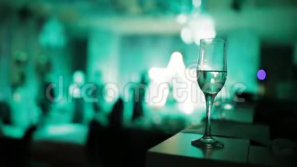 在闪烁的夜总会大厅的背景下喝一杯香槟视频的预览图