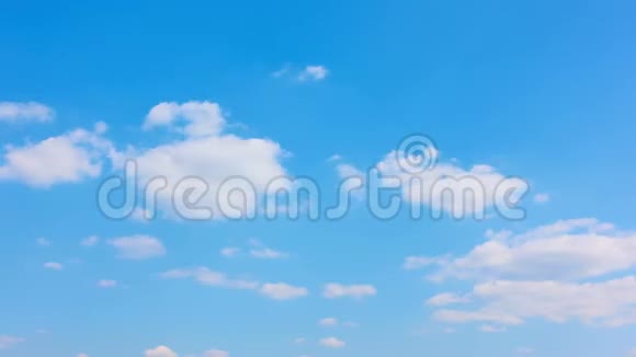 蓝色的夏日天空形成了消失的云彩视频的预览图