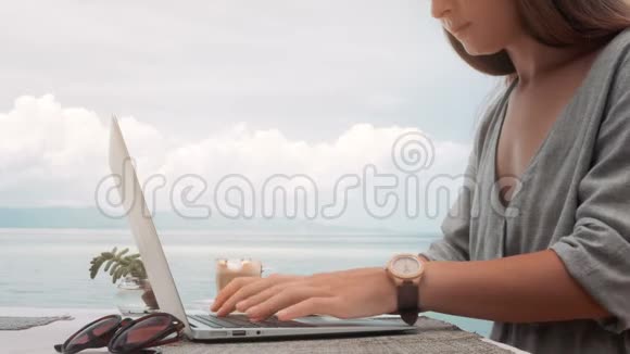 快乐年轻美丽的女人使用笔记本电脑户外特写视频的预览图