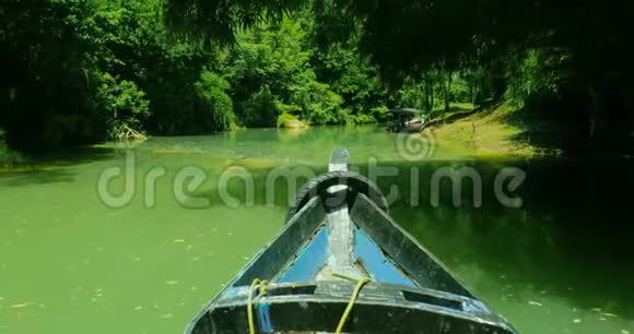 热带森林里河上的木船视频的预览图