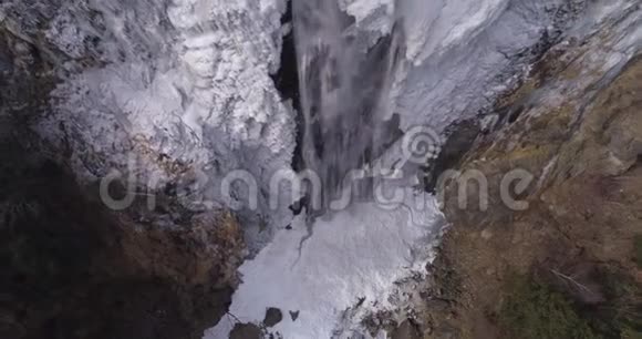 冰瀑爬上空中4K视频的预览图