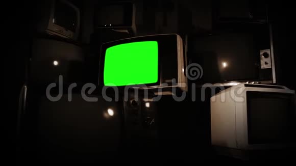 旧电视绿色屏幕与许多电视塞皮娅托内快速放大视频的预览图