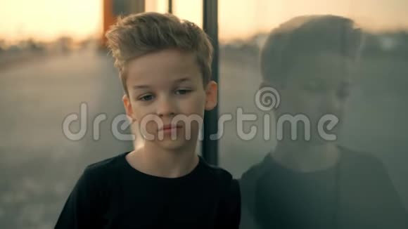 小男孩看着相机微笑的肖像视频的预览图