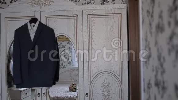 一个男人夹克挂在房间的衣架上视频的预览图