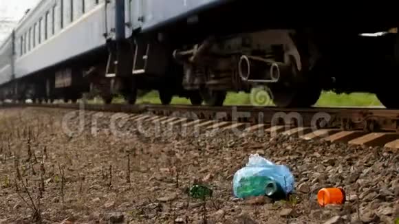 火车车窗外的垃圾污染铁路和垃圾视频的预览图