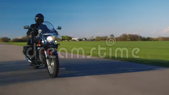 骑摩托车的背景是绿色的田野和蓝天视频的预览图