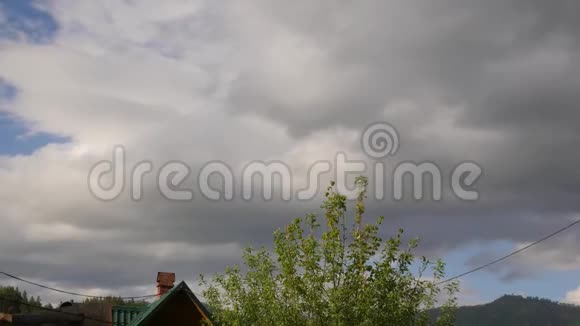白云在蓝天上奔跑滚滚的白云在夏日里移动视频的预览图