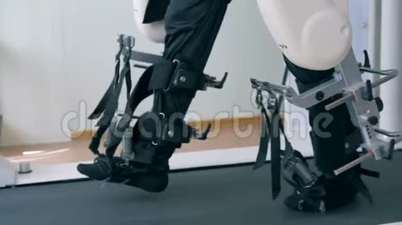 残疾人正在使用步行模拟机器锻炼视频的预览图