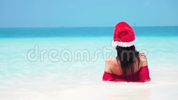 穿着比基尼的女士在热带海滩慢动作视频的预览图
