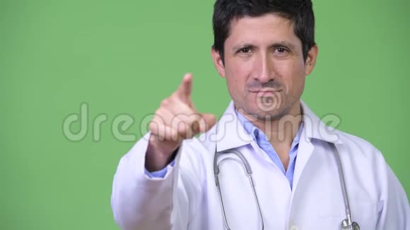 西班牙裔快乐男医生指着镜头视频的预览图