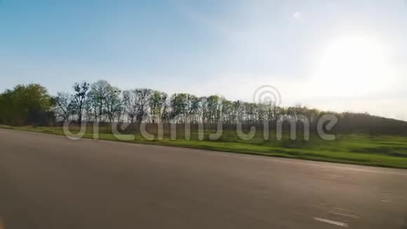 男骑自行车的人骑自行车穿过乡村视频的预览图
