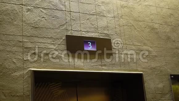 电梯在地板上上下移动视频的预览图