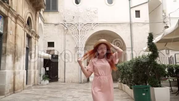 快乐的年轻女性游客走在欧洲老城区的街道上慢动作视频的预览图