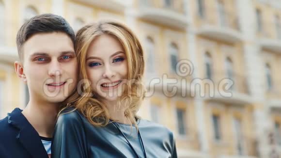 年轻夫妇的背景是多层酒店或住宅视频的预览图