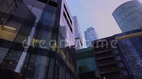 走在城市金融区的摩天大楼之间白天视频的预览图