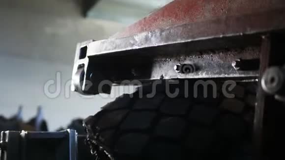 近景切割机用旧轮胎在车间操作视频的预览图