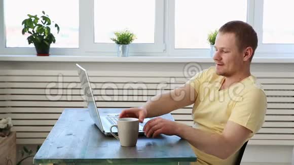 一个自由职业者在家里远程工作在笔记本电脑上与同事交流视频聊天视频的预览图