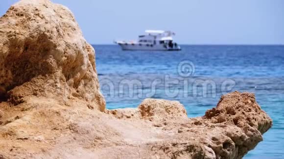 埃及海滩红海中的悬崖和游艇视频的预览图