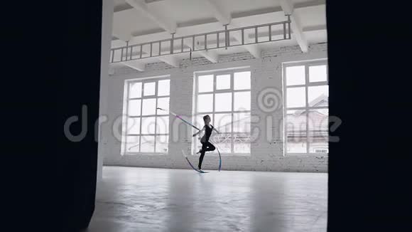 艺术体操黑人女子在大型体育学校用彩带表演体操视频的预览图