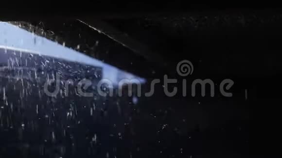 小橡胶块雨落在金属表面视频的预览图