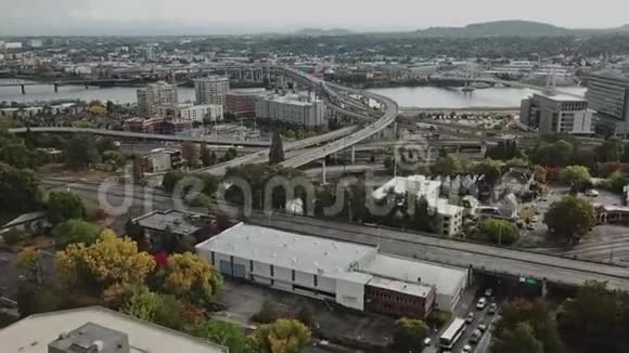 波特兰公路和桥梁的空中高度倾斜视频的预览图