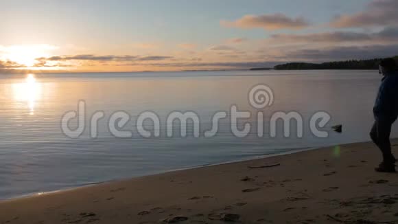 一个人在美丽的湖岸迎接黎明他欣赏风景视频的预览图
