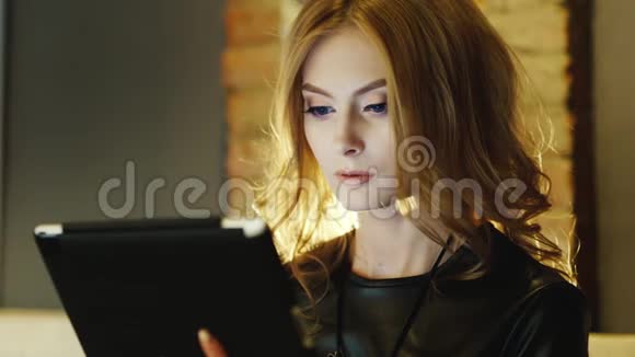漂亮的年轻女人在咖啡馆或办公室里享受盘子视频的预览图