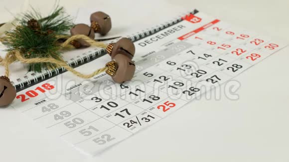 桌子上有一个日历上面有一支铅笔上面写着25个节日圣诞节特写新年假期红色视频的预览图