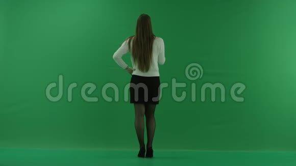 年轻女子回到镜头前滚动屏幕在绿色屏幕上思考一些事情视频的预览图