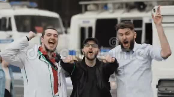 球迷在欧洲街头庆祝胜利的特写人们都很快乐视频的预览图