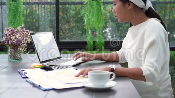 亚洲商界女性在家庭办公室工作文件财务在家不开心的时候视频的预览图