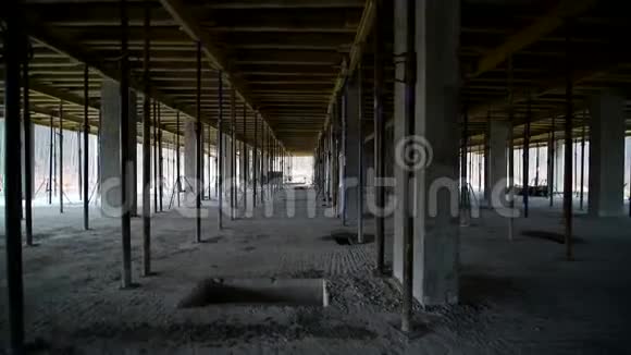 摄像机在支撑混凝土结构的建筑物支架之间的移动未完成的地板视频的预览图