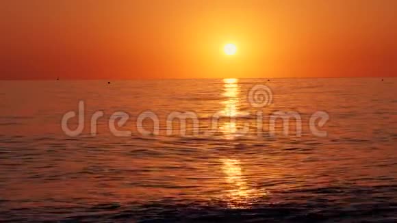 五彩缤纷的风景夕阳西下的沙滩无边无际的地平线太阳的反射大海的波浪上的射线视频的预览图