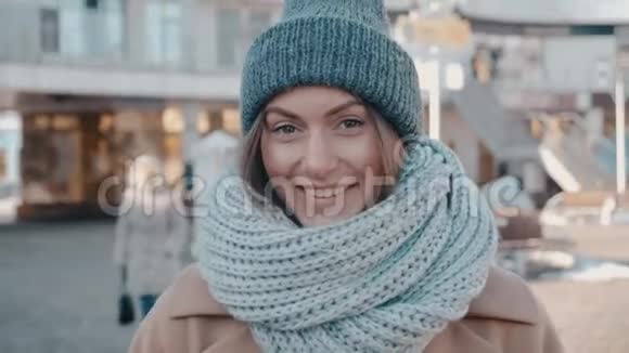 户外针织帽华丽年轻女子肖像有魅力的年轻女士在城市大街上视频的预览图
