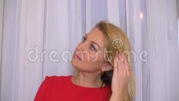 一个长着白牙的女人在公寓房里侧着头思考视频的预览图