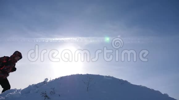 团队合作和胜利游客们来到白雪皑皑的山顶在夕阳的映衬下为胜利而欢欣鼓舞视频的预览图