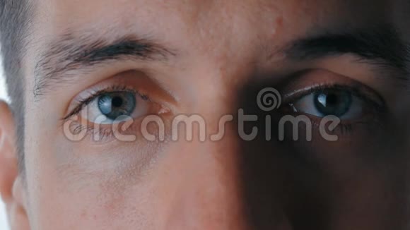 一个悲伤的人的蓝眼睛特写视频的预览图