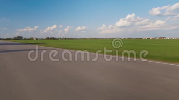 徒步旅行者骑在绿色田野的背景上视频的预览图