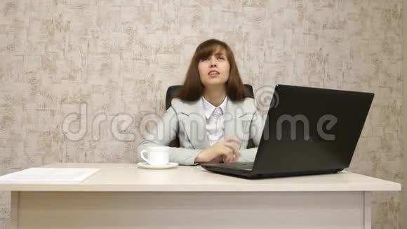 办公室里的女孩在桌面上工作在电脑上聊天年轻女企业家与客户沟通视频的预览图