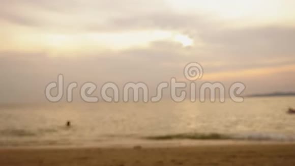 背景模糊大海上美丽的日落晚上有人在海里游泳视频的预览图