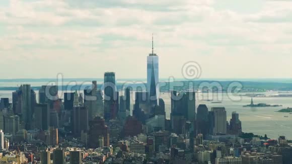 纽约市曼哈顿天际线空中观景台背景为朦胧的蓝天视频的预览图