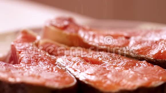 厨师用胡椒炖鲑鱼牛排烤架上的鲑鱼视频的预览图