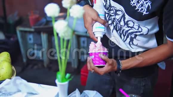 冰淇淋在亚洲街头卖家在冰淇淋中加入了鲜奶油视频的预览图