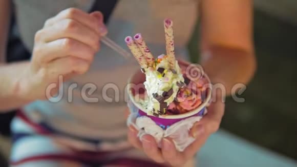 带巧克力片的水果冰淇淋和其他甜点视频的预览图