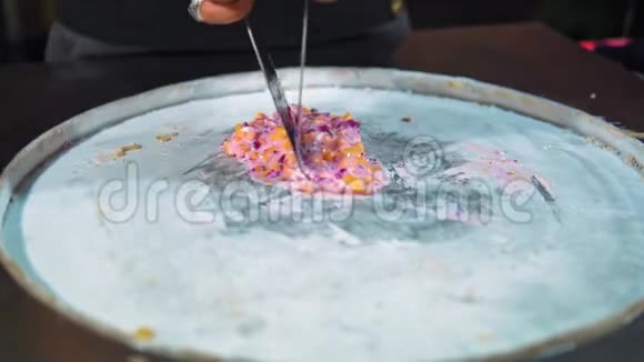 露天冰淇淋亚洲冰淇淋夜市街头食品的制作视频的预览图