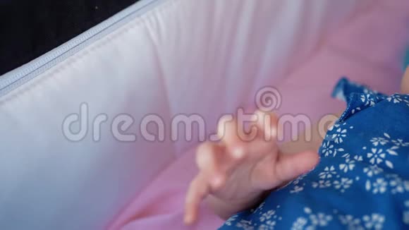婴儿车里的婴儿在移动她的手视频的预览图