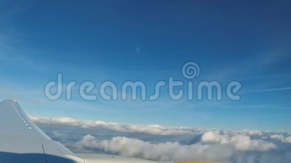 从飞机窗口到蓝天的空中视野从飞机窗口到蓝天和视频的预览图