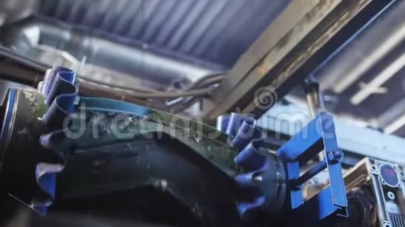 旧轮胎碎片从车间的传送带上脱落视频的预览图