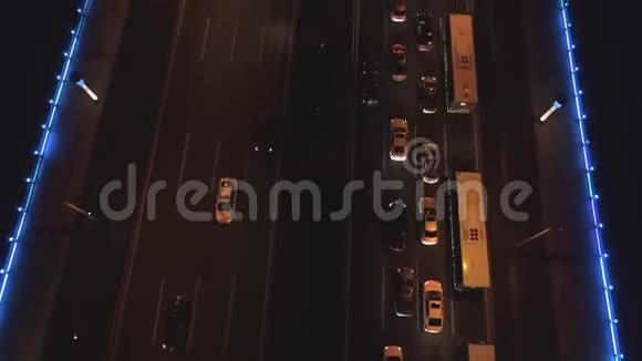 空中无人机射击道路车辆夜间交通从立交桥到四车道公路的景观视频的预览图